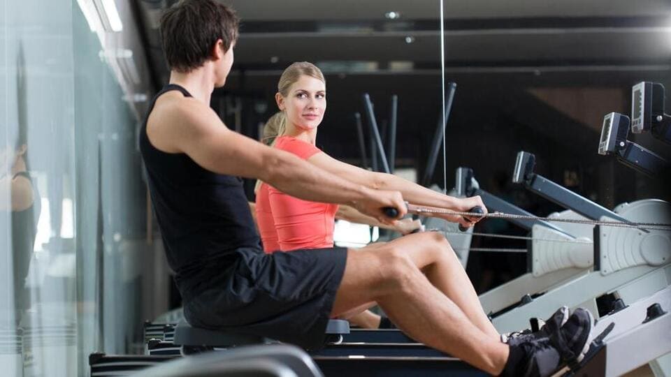 Med roddmaskin kan du träna både armar och ben och bål